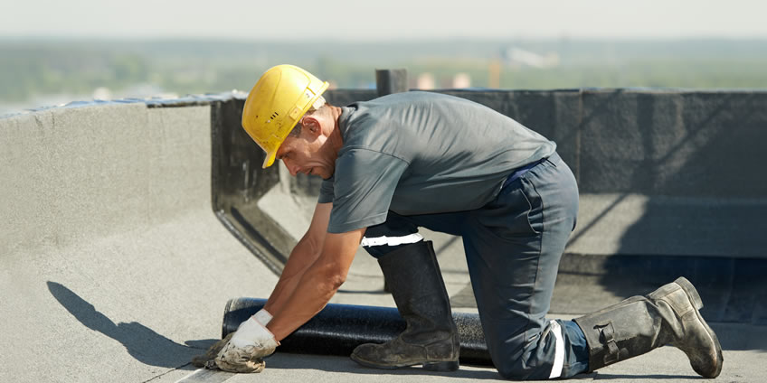 Operario instalando membrana impermeabilización